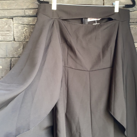 WOMENS BLACK FORMAL JUMPSUIT W/ OPEN NECK DETAIL & SHALL SIZE: L (RUNS SMALL) - Picture 4 of 4